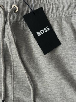 Pantalones BOSS grises con raya lateral