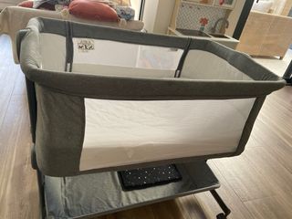 Minicuna gris con colchón y funda