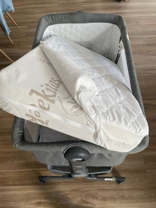 Minicuna gris con colchón y funda