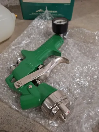 Pistola de pintor verde con manómetro