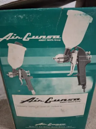 Pistola de pintor verde con manómetro