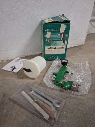 Pistola de pintor verde con manómetro