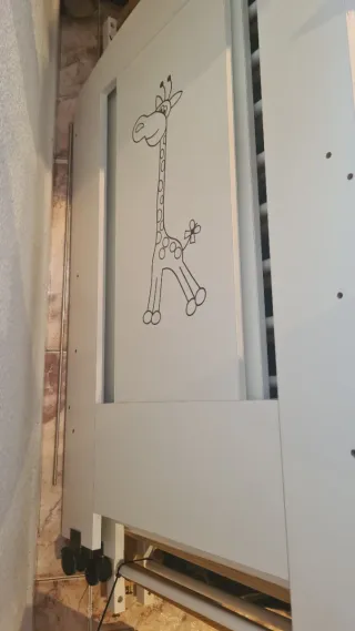 Cuna, chichonera, sábanas y colchón