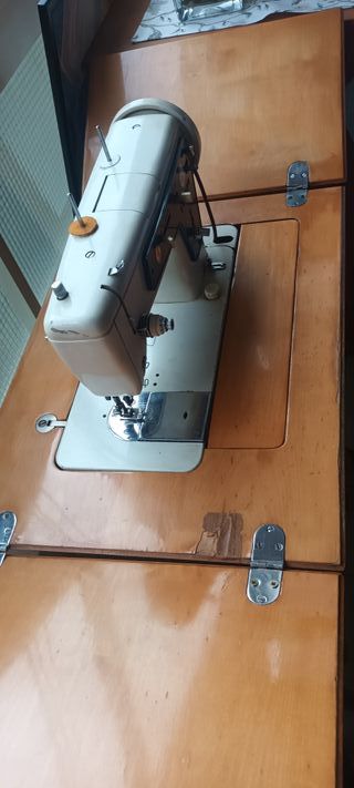 Máquina de coser beige y blanca