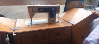 Máquina de coser beige y blanca