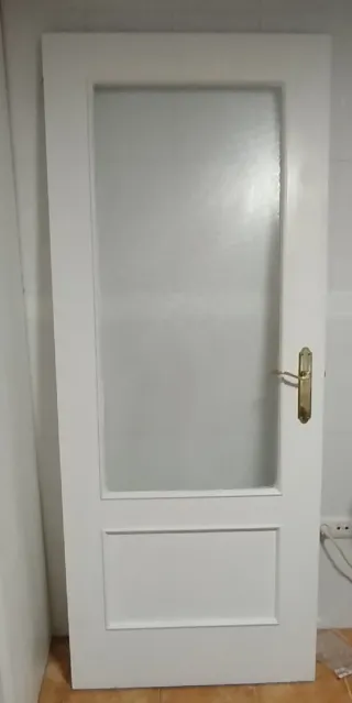 Puerta blanca cocina con cristal