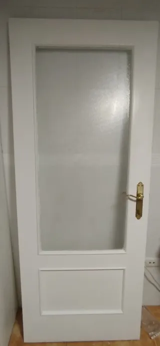 Puerta blanca cocina con cristal
