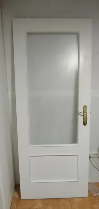 Puerta blanca cocina con cristal