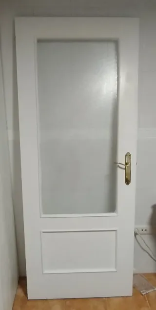 Puerta blanca cocina con cristal