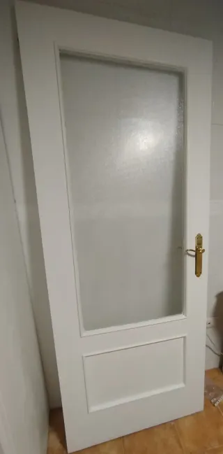 Puerta blanca cocina con cristal