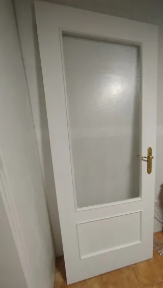 Puerta blanca cocina con cristal