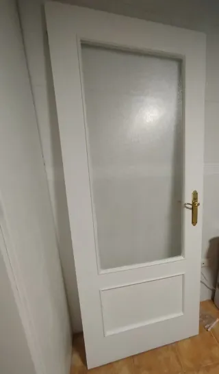 Puerta blanca cocina con cristal
