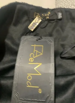 Falda de lentejuelas negras y doradas.