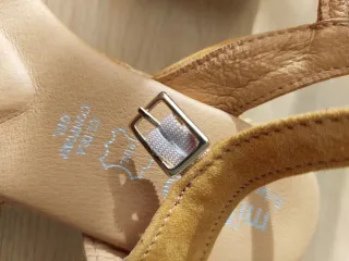 Sandalias cuña Mimao beige/marrón