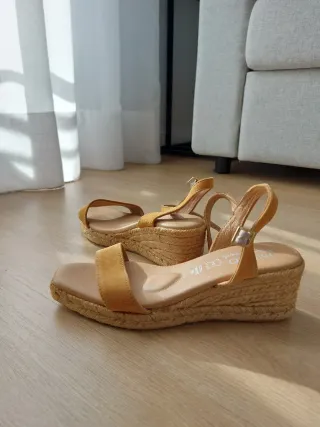 Sandalias cuña Mimao beige/marrón