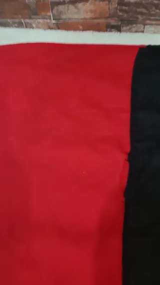 Bandera militar roja negra y flechas..... antigua