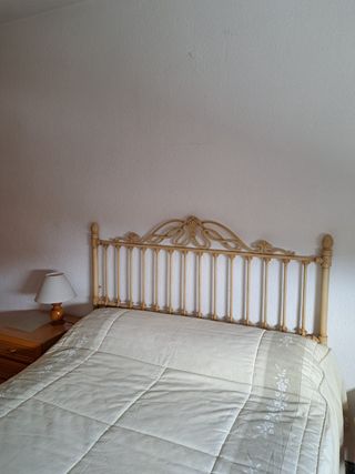 Cabezal de forja color beige y dorado