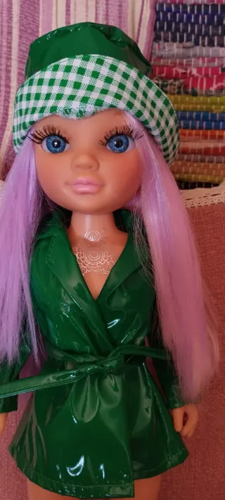 Nancy con vestido verde y gorro