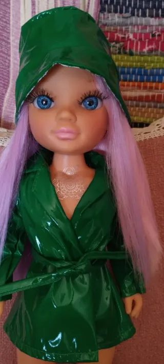 Nancy con vestido verde y gorro