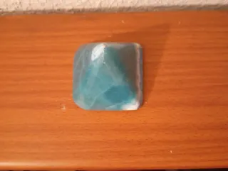 Pirámide decorativa azul y blanca