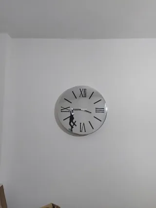 Reloj de pared plateado y negro, alta decoracion