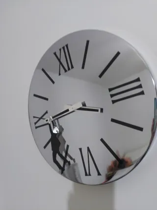 Reloj de pared plateado y negro, alta decoracion