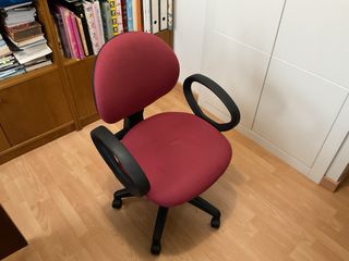 Silla de oficina ergonómica roja y negra