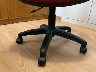 Silla de oficina ergonómica roja y negra