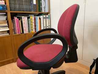 Silla de oficina ergonómica roja y negra