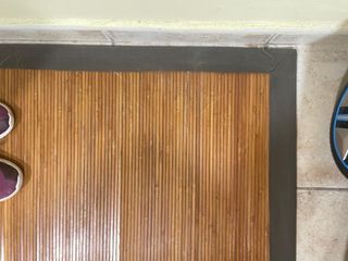 Alfombra de bambú con borde de tela