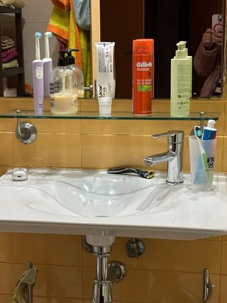 Lavabo de cerámica con espejo