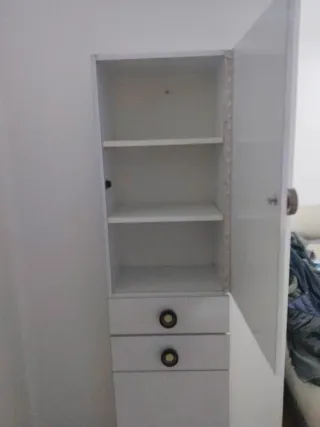 Armario estrecho baño blanco y gris