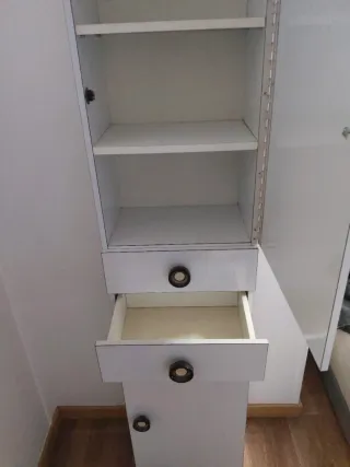 Armario estrecho baño blanco y gris