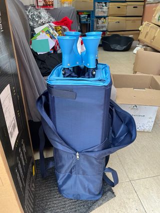 Parque infantil azul sin usar