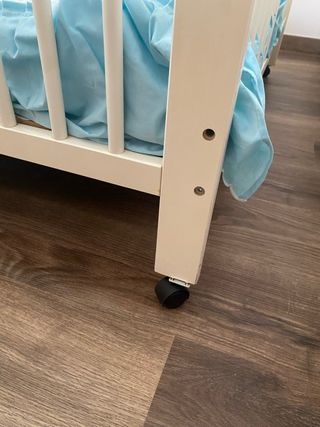 Cuna blanca con ruedas