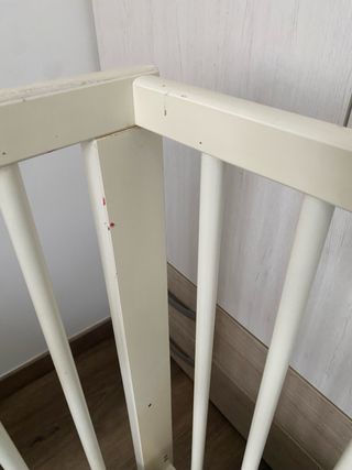 Cuna blanca con ruedas