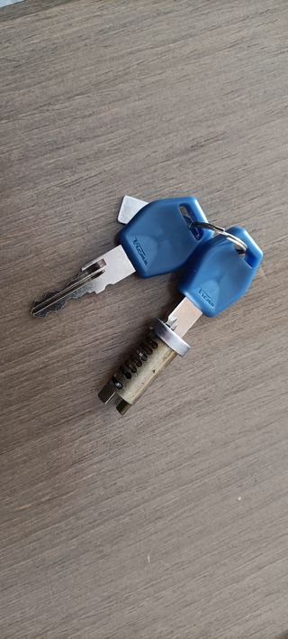 Cerradura y 2 llaves Vespa