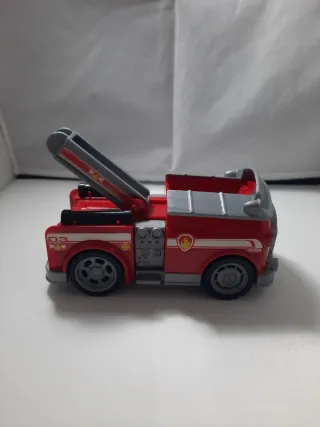 Camión de bomberos de juguete rojo