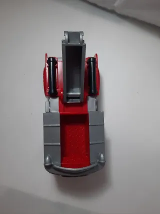 Camión de bomberos de juguete rojo