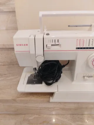 Máquina de coser Singer blanca
