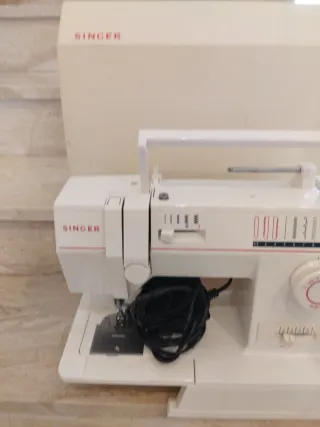 Máquina de coser Singer blanca