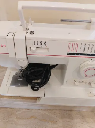 Máquina de coser Singer blanca