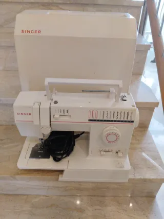 Máquina de coser Singer blanca