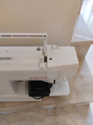 Máquina de coser Singer blanca