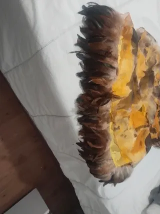 Vestido fiesta volantes y plumas