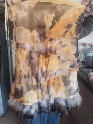 Vestido fiesta volantes y plumas