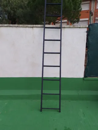 Escalera de metal negra