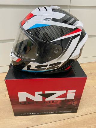 Casco de moto LS2 con diseño carbono y rojo
