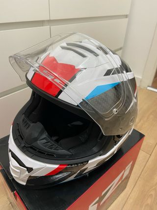 Casco de moto LS2 con diseño carbono y rojo