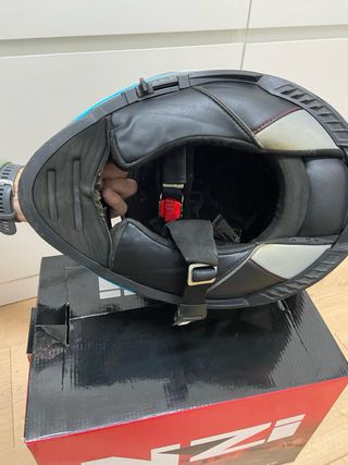 Casco de moto LS2 con diseño carbono y rojo